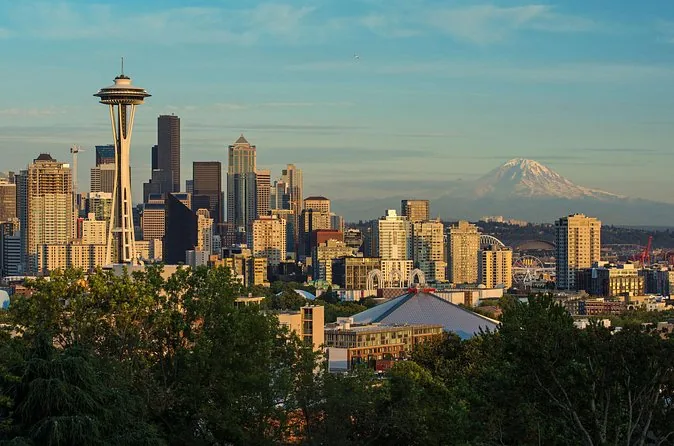Die Space Needle und die Skyline von Downtown in warmem Abendlicht mit Mount Rainier