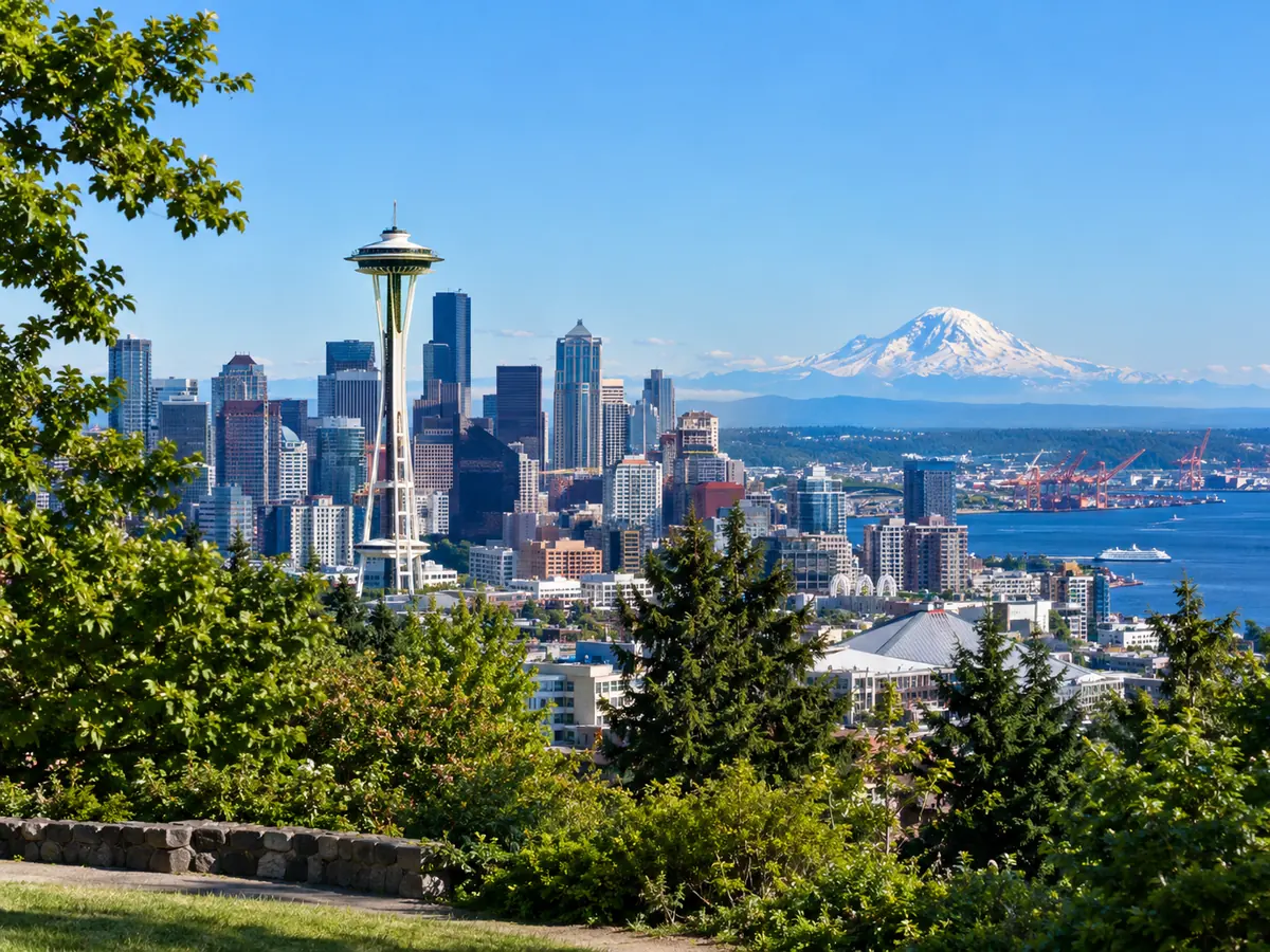 Die Space Needle und die Hochhäuser von Downtown mit dem Mount Rainier dahinter, von einem Aussichtspunkt in Queen Anne aus gesehen